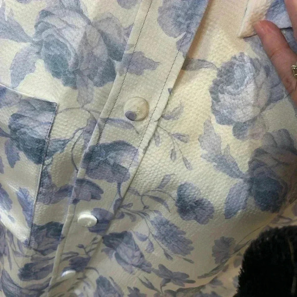 Mother of Pearl London White Blue hint of Lavender Floral Mock Tie Neck - Picture 7 of 13